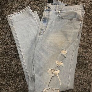 Light Wash Men’s Ripped Jeans